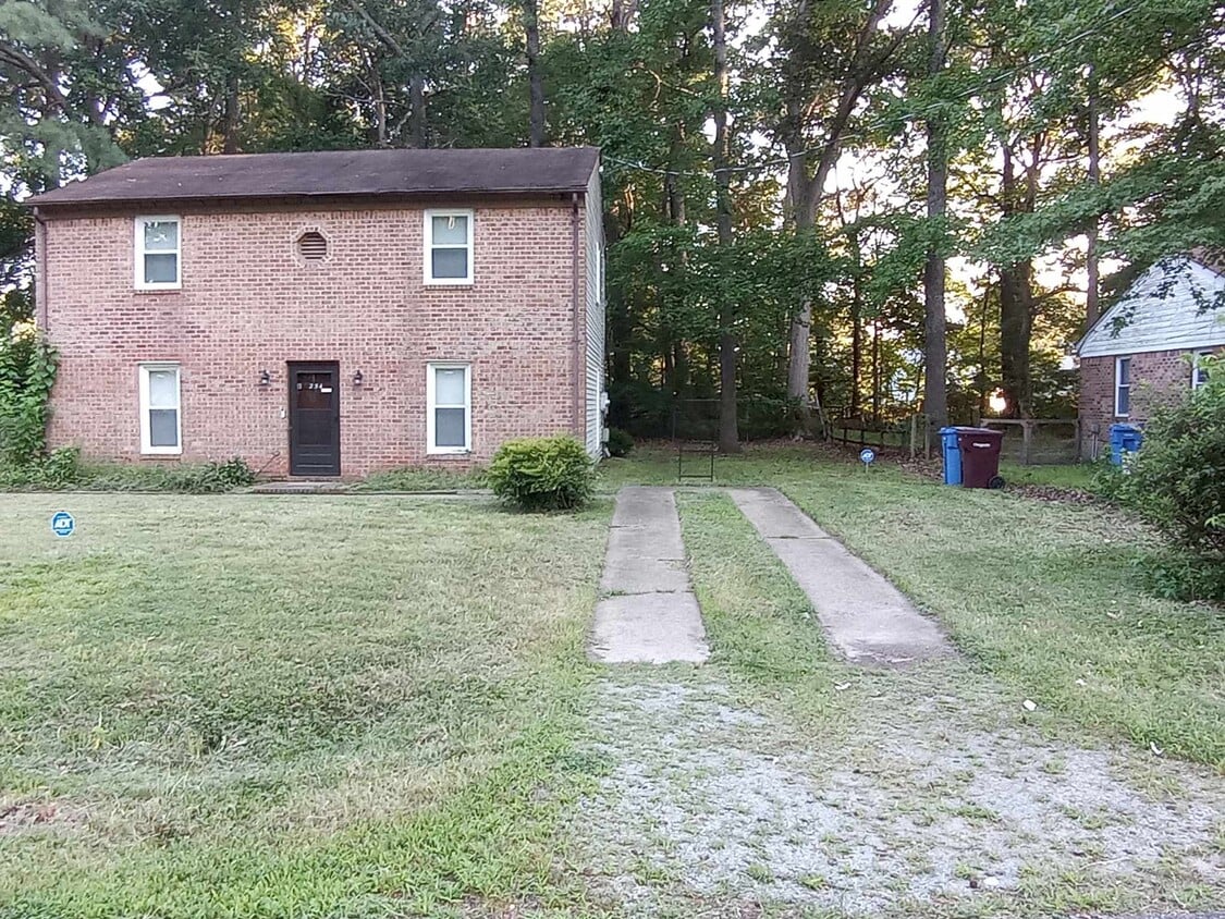254 Hurdle Dr Unit 1, Chesapeake, VA 23322 Room for Rent in