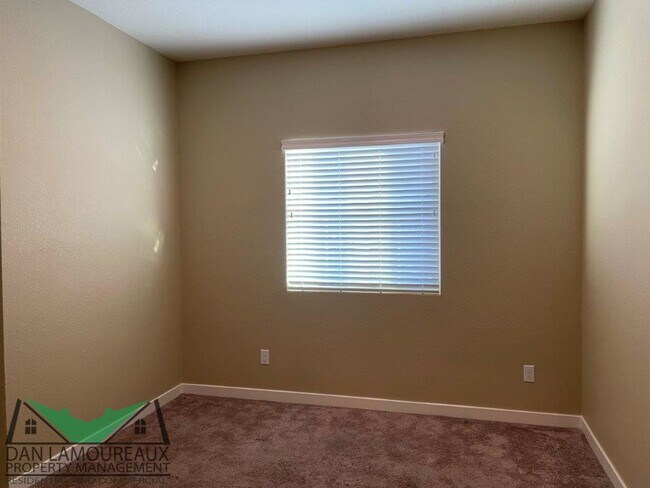 Foto del edificio - Save on electricty with this Solar Home in...