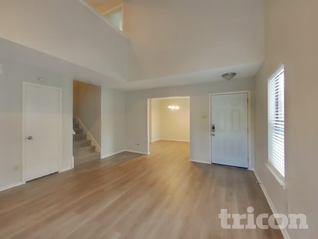 Building Photo - 1611 Sunset Village Dr