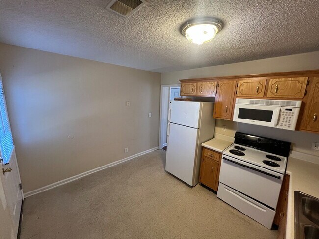 Building Photo - 102 A TENNESSEE AVE OAK GROVE KY 42262