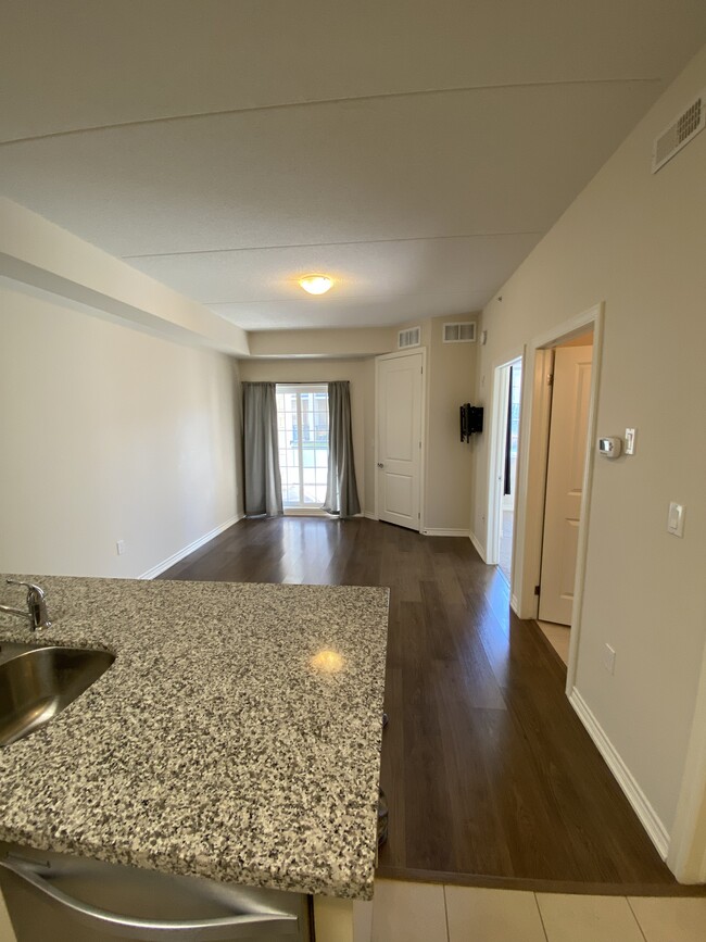 Living room, hardwood floors - 1083 Gordon St