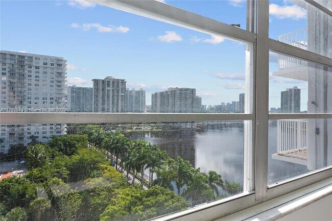 Foto del edificio - 2801 NE 183rd St