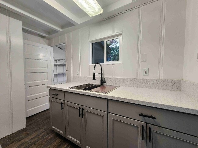 Building Photo - 825 Sierra Vista Dr