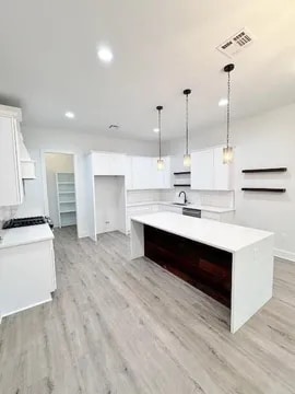 Building Photo - 2240 Caroline St