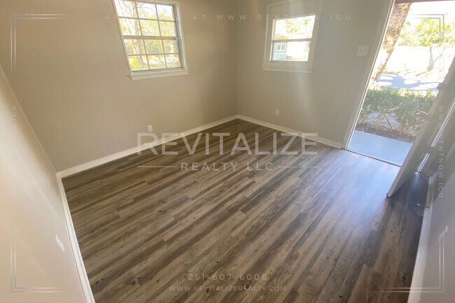 Foto del edificio - Renovated 1 Bedroom 1 Bath DUPLEX!