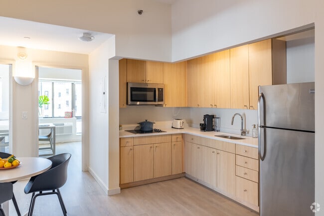 3BR, 2BA - 900SF - Kitchen - FOUND Study Chelsea- Student/Intern