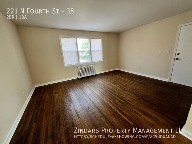 Building Photo - Newly Renovated 2 Bedroom 1 Bathroom Apart...
