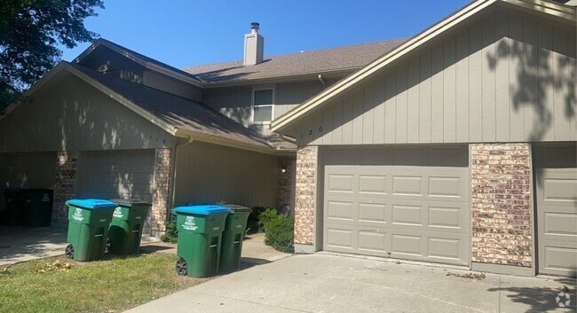 Building Photo - 118 NE Greystone Dr