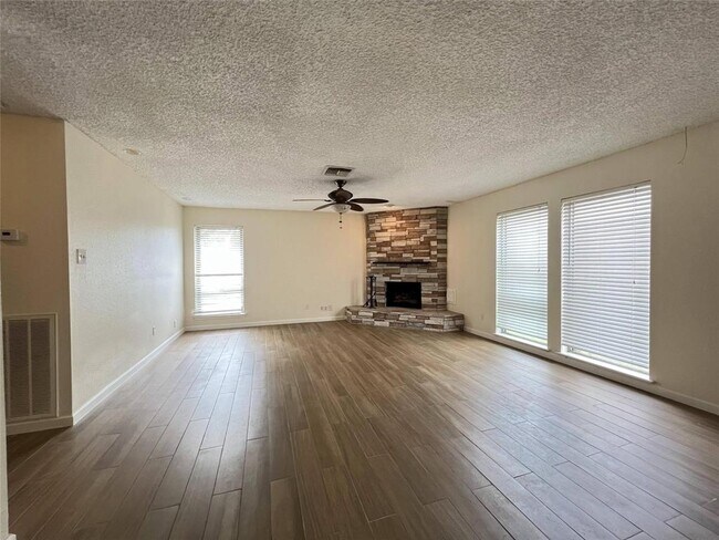 Foto del edificio - 15411 Runswick Dr