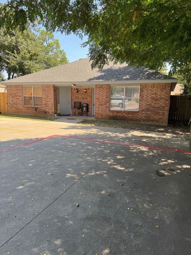 Building Photo - 523 Oakwood Ln