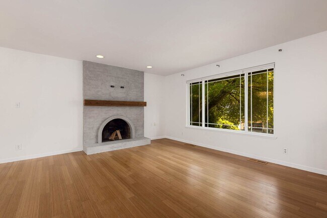 Foto del edificio - Finn Hill Home with Large Entertaining Patio & Backyard