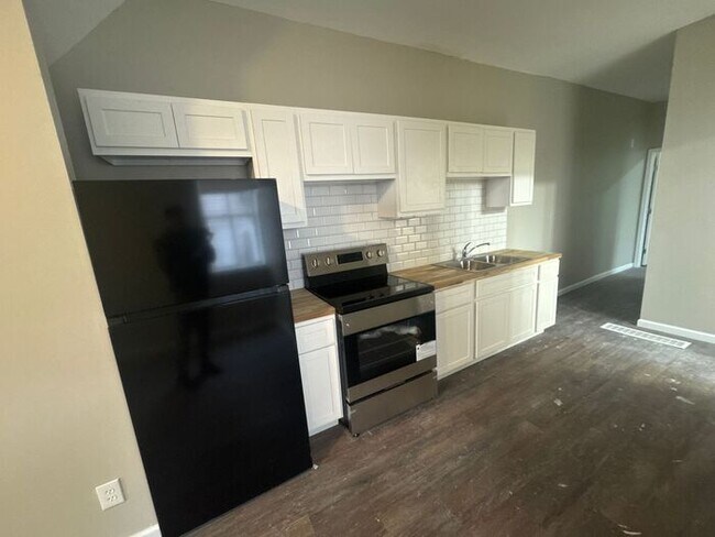 Building Photo - 2 bed/1 Bath Apartment