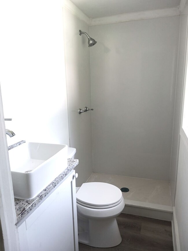 Foto del edificio - One Bedroom House Availalble for Rent in L...