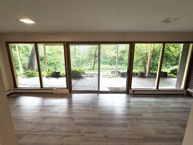 Building Photo - 3168 Dubuque St NE