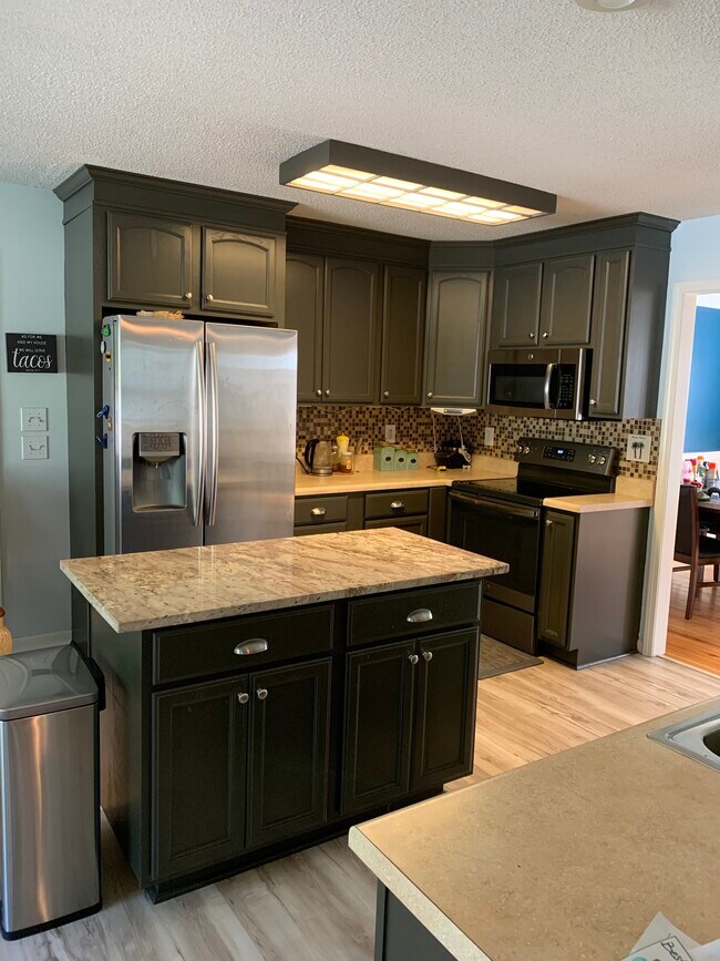 Foto del edificio - 102 Country Garden Ln