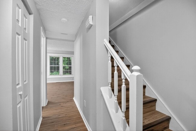Building Photo - Charming 2 Bedroom Townhouse
