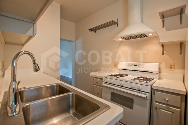 Building Photo - 883 Monroe Dr NE