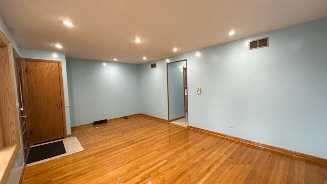 Building Photo - 4819 W Winnemac Ave