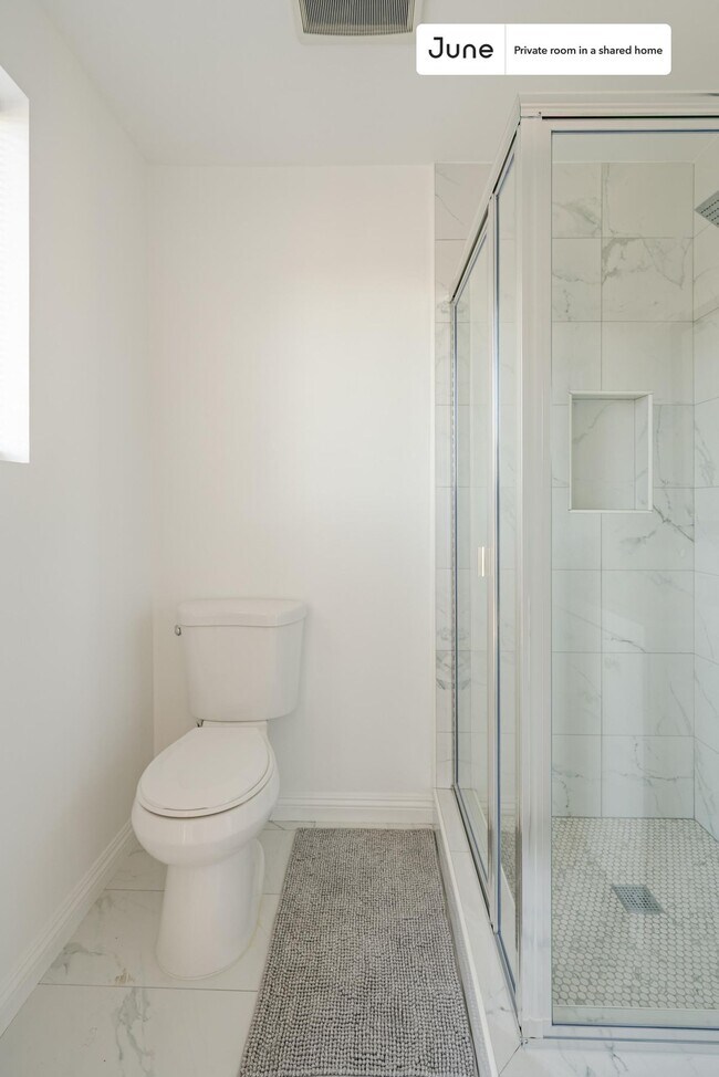 Foto del edificio - Private bedroom in 3 bed/2 bath Home