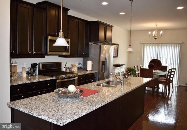 Foto del edificio - 517 Pebblebrook Ln
