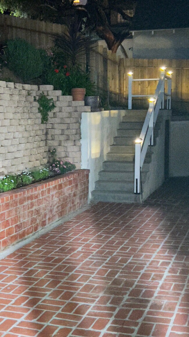 Foto del edificio - 3155 Linda Vista Rd