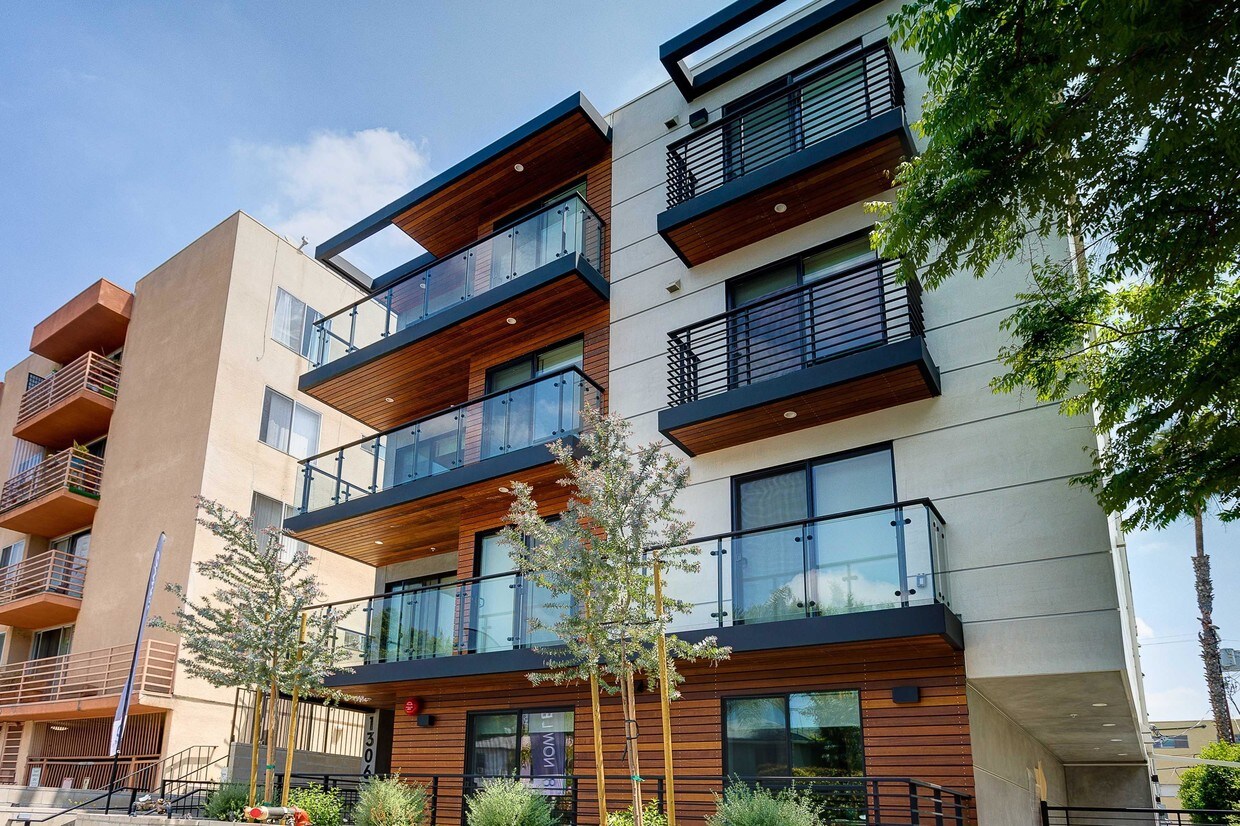 Foto principal - 2 bedroom in Los Angeles CA 90028
