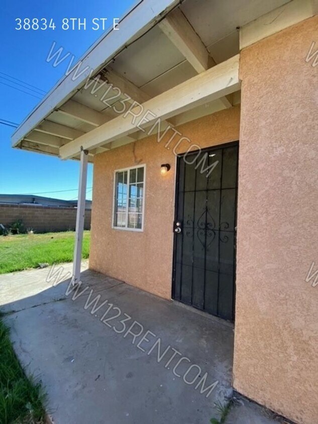 Primary Photo - 2BD/ 1 Bath DUPLEX IN PALMDALE EAST W/BACK...