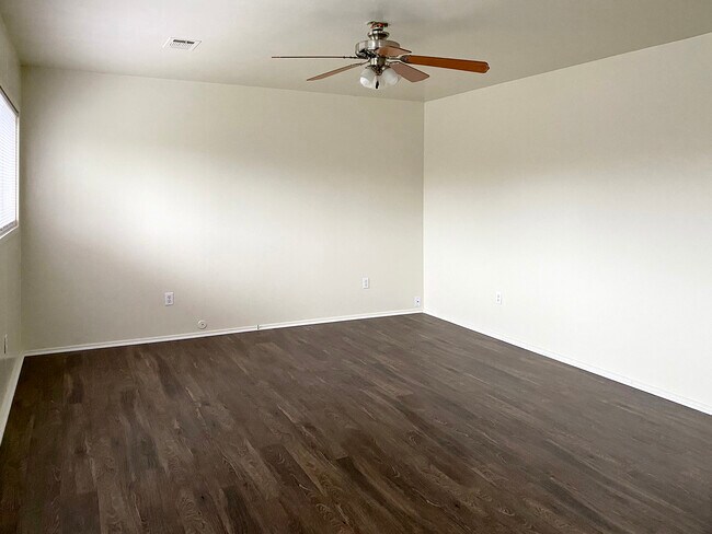 Sala de estar - 2158 Law Blvd