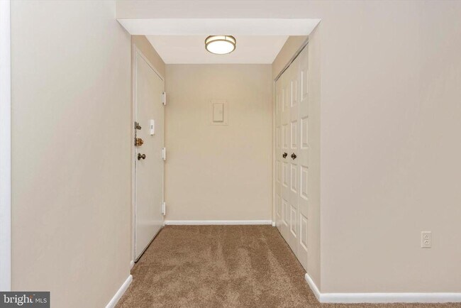 Foto del edificio - 5232 W Running Brook Rd