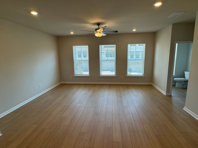 Building Photo - Beautiful 3 Bedroom 3.5 Bath Townhome in L...