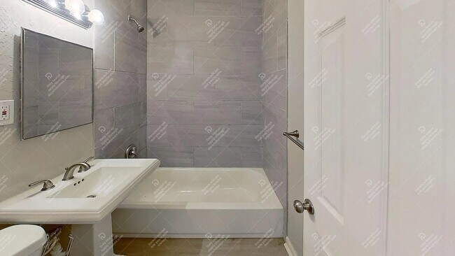 Foto del edificio - 5106 Crest Dr