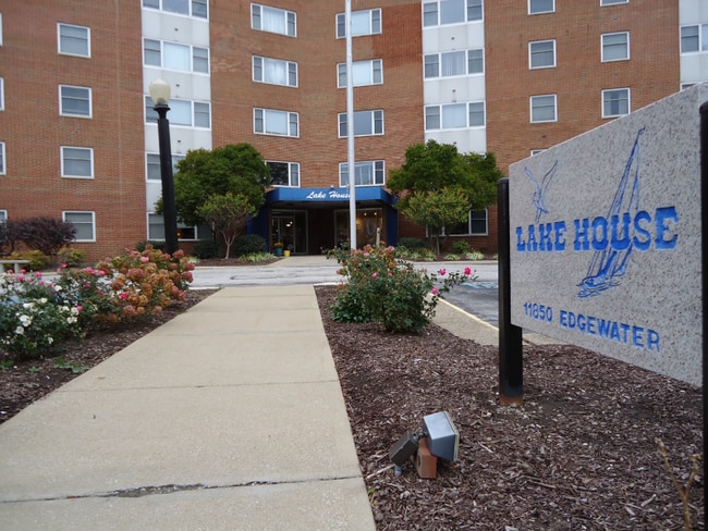 Building Photo - 11850 Edgewater Dr
