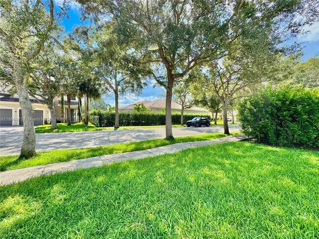 Foto del edificio - 4451 Laurel Pl