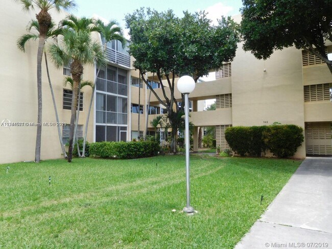 Foto del edificio - 950 NE 199th St