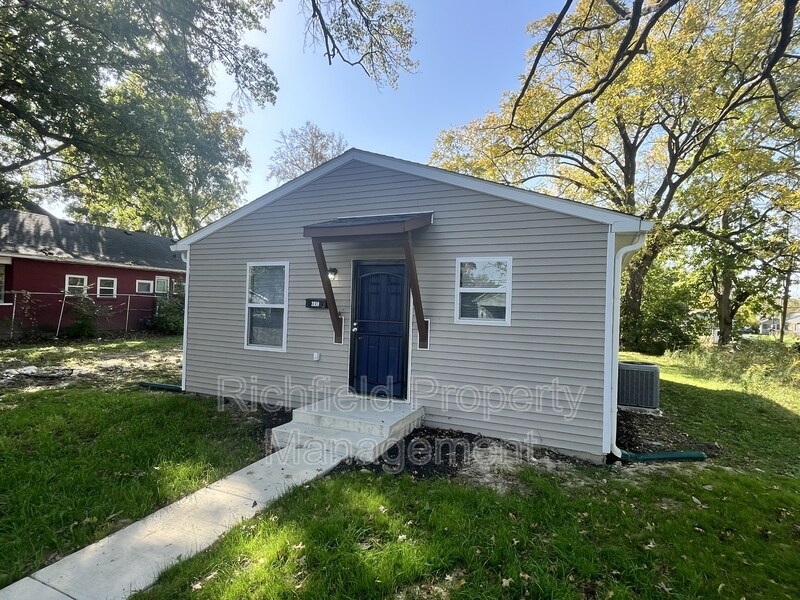 Photo - 2850 North Chester Avenue