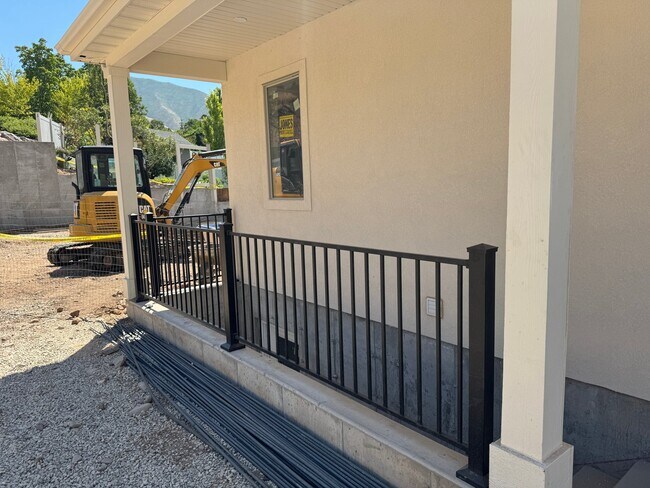 Building Photo - 927 Willow Brook Ln