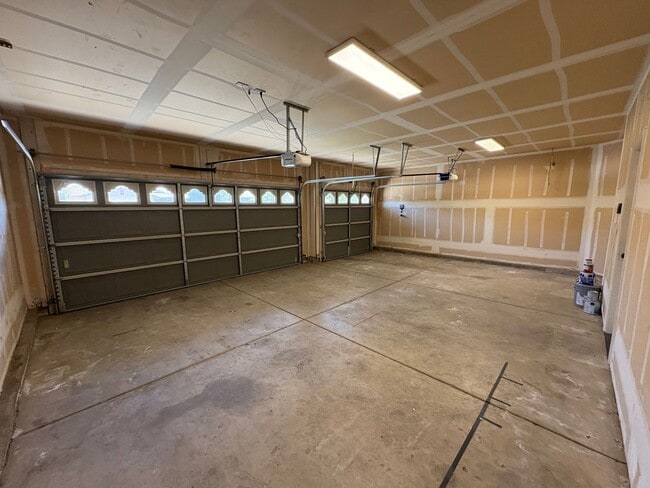 Building Photo - Gorgeous home in NW Visalia with a split f...