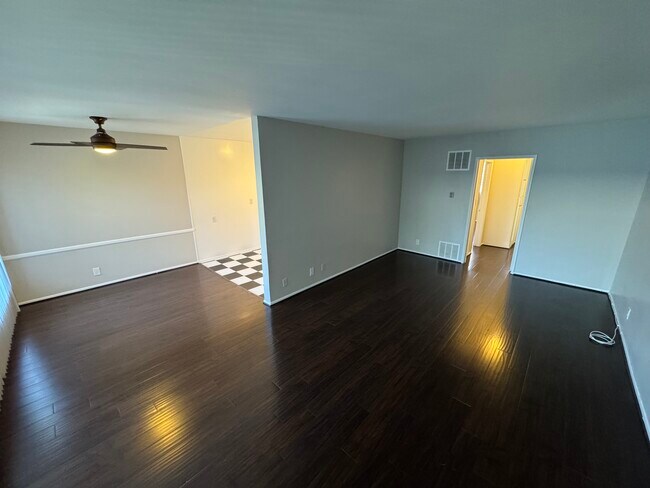 Foto del edificio - 5420 Russell Ave