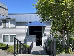Building Photo - 924 Shorewood Dr