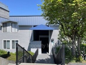Building Photo - 924 Shorewood Dr