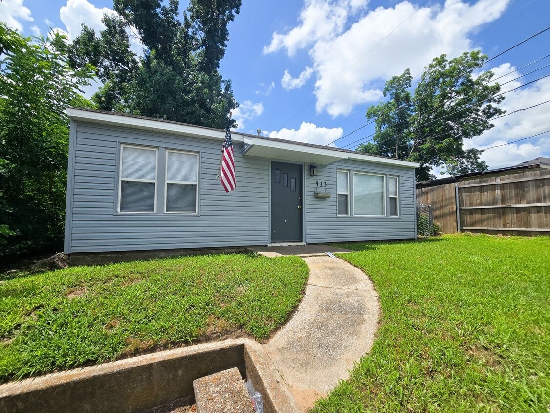 Primary Photo - 2 Bedroom 1 Bath Home in Shawnee