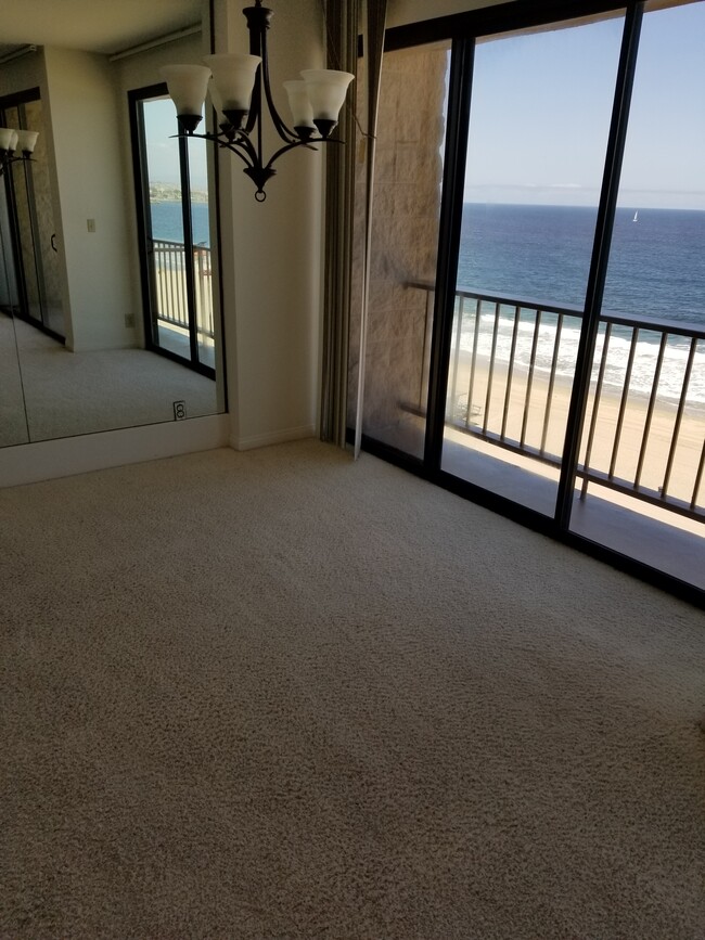 Dining room with ocean view - 727 Esplanade