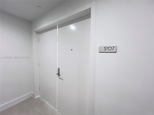 Foto del edificio - 700 NE 24th St