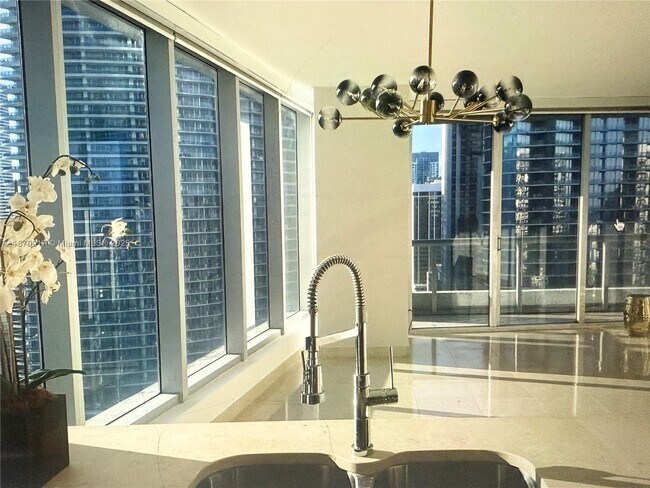 Foto del edificio - 475 Brickell Ave