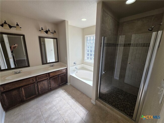 Building Photo - 322 Cedar Ridge Dr