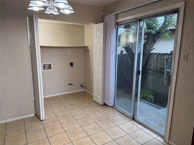 Foto del edificio - 7706 Brodie Ln