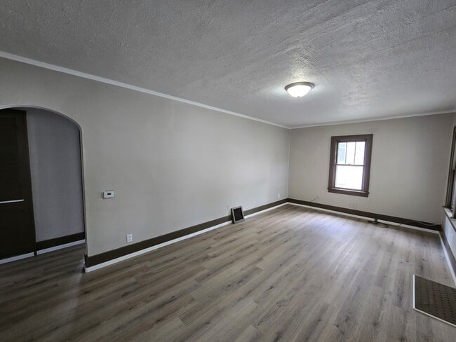 Building Photo - 947 Newton St