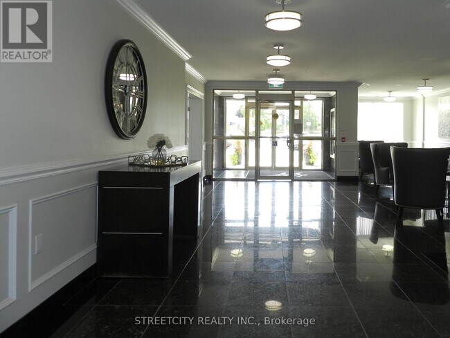 Photo du bâtiment - 353 Commissioners Rd W