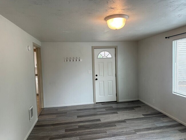 Foto del edificio - Updated 2 bed 1 bath house in Springfield!