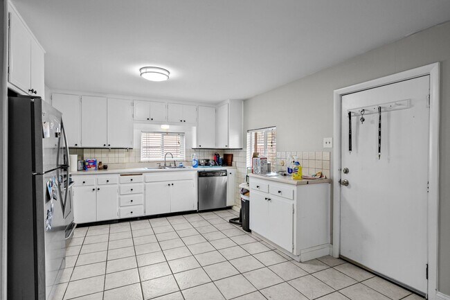 Foto del edificio - Gorgeous Three Bedroom home  in Sunnyside!